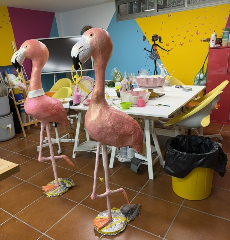 Flamencos en proceso en el estudio Chief Witch Officer